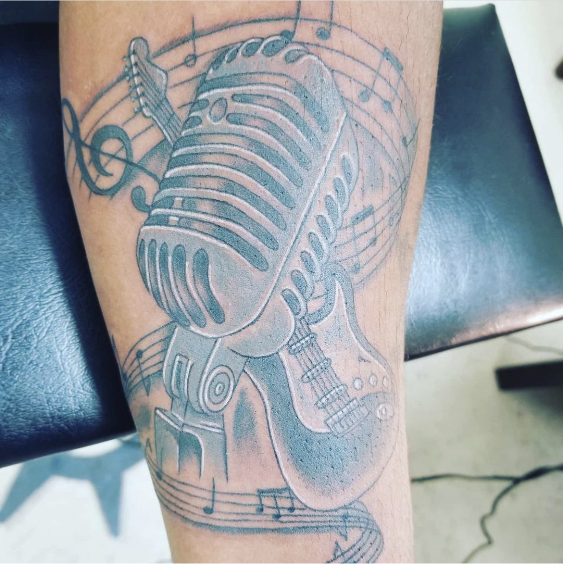 microphone tattoo | Microphone tattoo, Music tattoos, Tattoos with meaning